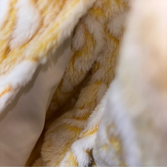 Women’s Yellow and White Patterned Plush Comfy Robe - Picture 9 of 11